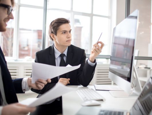 13-Planejamento Estrategico pessoas no escritorio em frente ao computador